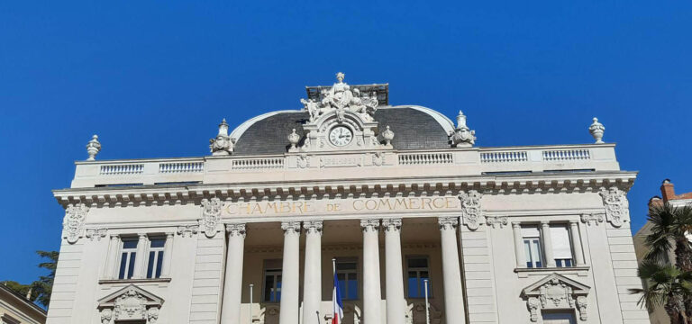 Bâtiment principal de la CCI Nice Côte d’Azur sous un ciel bleu, symbole du siège et de l’organisation économique locale.