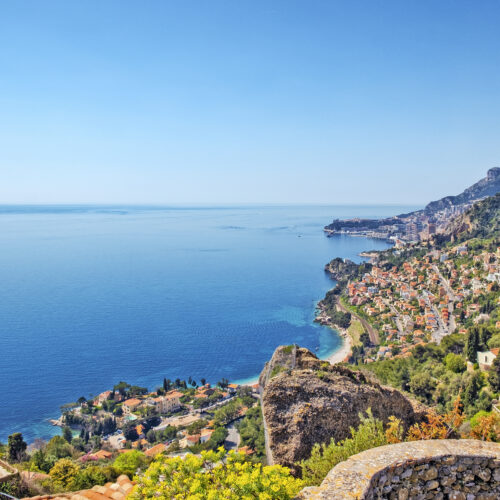 Vue panoramique élevée sur la mer Méditerranée depuis Roquebrune-Cap-Martin, Côte d’Azur.