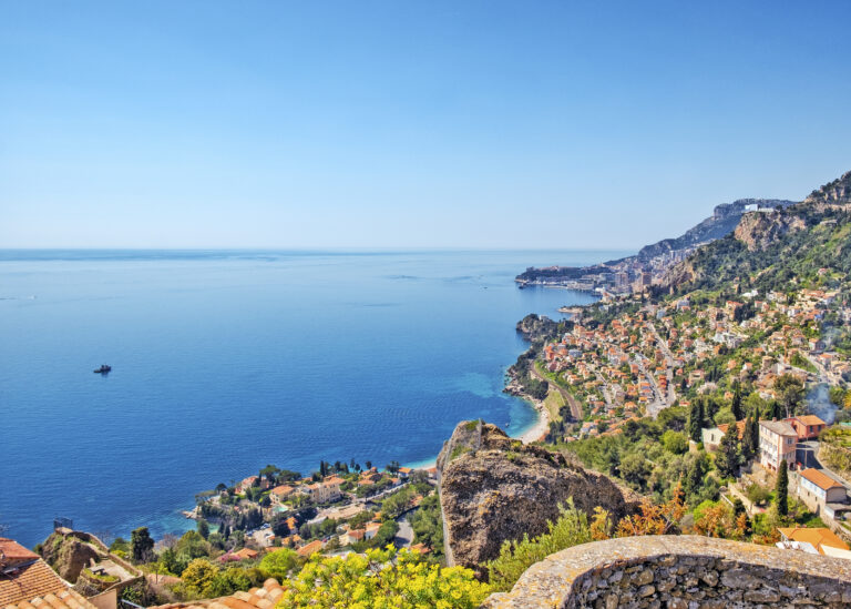 Vue panoramique élevée sur la mer Méditerranée depuis Roquebrune-Cap-Martin, Côte d’Azur.