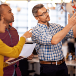 Équipe de professionnels discutant et planifiant une stratégie énergétique lors d’une formation sur la transition énergétique des PME.