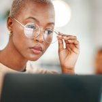 Femme concentrée devant son écran lors d’une formation en transition numérique.