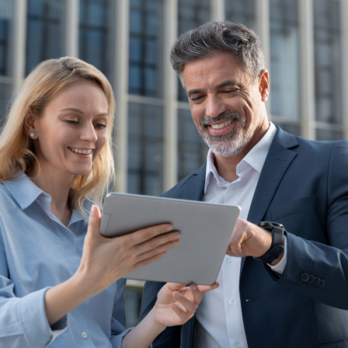 Deux professionnels analysant une solution numérique sur tablette – innovation dans le tourisme et l’événementiel en Région Sud