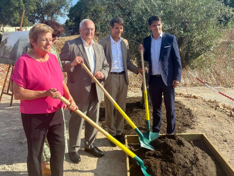 Pose de la première pierre du projet Argila à Mouans-Sartoux par les élus et partenaires du territoire