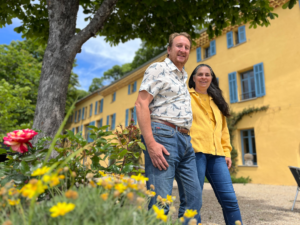 Valérie et Paul Roustant devant leur maison d’hôtes réhabilitée à Grasse