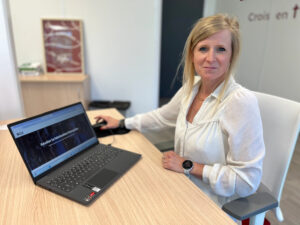 Flavie Lépine présente la plateforme Digi Visite sur ordinateur