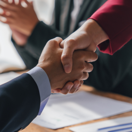 Deux salariés découvrant des outils d’intelligence artificielle en entreprise