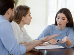 Réunion entre professionnels discutant des options juridiques pour créer une entreprise : EI ou EURL.