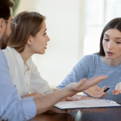 Réunion entre professionnels discutant des options juridiques pour créer une entreprise : EI ou EURL.