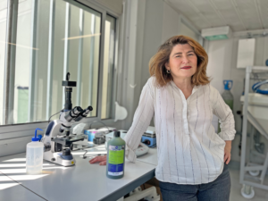 Véronique Raoul, directrice générale d’Inalve, dans le laboratoire de culture de microalgues