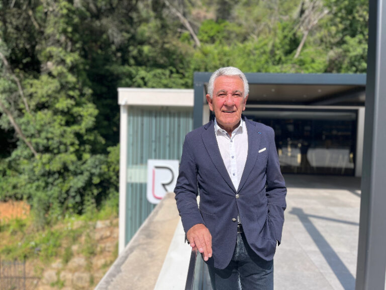Marcel Ragni, président de l’UIMM Côte d’Azur-Corse, pose devant un bâtiment, symbolisant l’engagement industriel sur le territoire.
