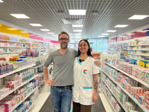 Un pharmacien et une apprentie posent ensemble dans une pharmacie de Nice, illustrant la réussite de l’alternance dans le secteur de la santé.