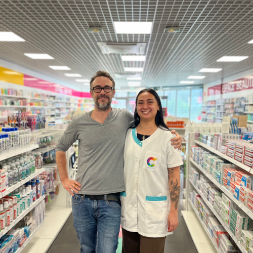 Un pharmacien et une apprentie posent ensemble dans une pharmacie de Nice, illustrant la réussite de l’alternance dans le secteur de la santé.