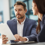 Deux personnes échangent lors d’un entretien d’accompagnement à la création d’entreprise, illustrant le soutien proposé aux bénéficiaires du RSA.