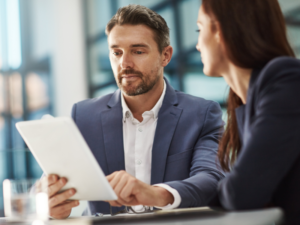 Deux personnes échangent lors d’un entretien d’accompagnement à la création d’entreprise, illustrant le soutien proposé aux bénéficiaires du RSA.
