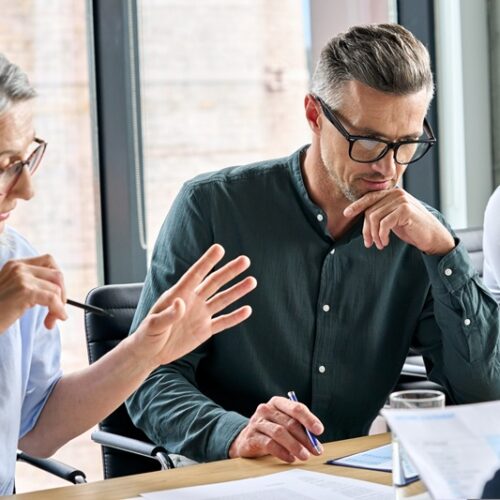 Entrepreneurs et chefs d'entreprise en discussion - CCI Nice Côte d'Azur