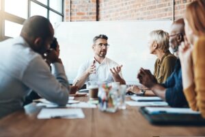Entrepreneurs et chefs d'entreprise en discussion - CCI Nice Côte d'Azur