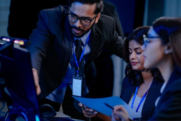 Entrepreneurs et chefs d'entreprise en discussion - CCI Nice Côte d'Azur