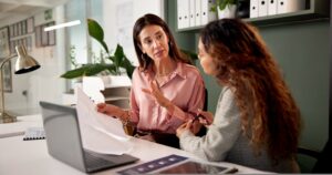 Formation professionnelle CCI Nice Côte d'Azur – formateur animant une session devant un groupe de participants