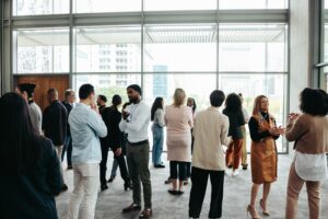 Entrepreneurs et chefs d'entreprise en discussion - CCI Nice Côte d'Azur